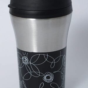 Kaffekop med sort låg og moderne sort-hvid mønster.