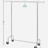 Justerbar metal tøjstang med hjul, 3,6-4,9 fod lang, kapacitet 130 kg.