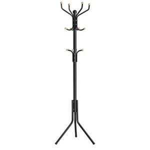 Sort metal tøjstativ med flere kroge til jakker, hatte og tasker.