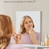 Kvinde ser sig i stort rektangulært spejl til makeup.