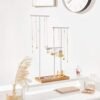 2-i-1 Smykkedisplayholder, Smykkestativtræ, 3 T-formede Metalstænger med Huller, Opbevaringsbakke, Justerbar, Lang Halskæde Armbåndsørering, Rustik Brun og Hvid - Billede 2