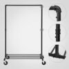 Robust metal tøjstativ med hjul og knager til tøjopbevaring.