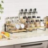 Songmics Spice Rack, uppsättning av 2 skåpshyllorganisatörer, 3-t-utdragbar kryddhållare, bambu, stapelbar, för skafferi, skåp, bänkskiva, naturlig och svart KCS016N01 - Billede 2
