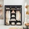 Sort foldbar garderobe med tøj, bøjler og opbevaringskasser.