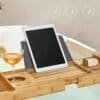 Udtrækkelig bambus badehylde med tablet- og drikkeholder.