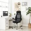 Sort kontorstol med stort sæde, ergonomisk design og justerbare armlæn.