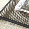 Moderne sofabord med metalramme og nettoplade til stue.