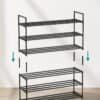 Sort metal skohylde med 3 lag til 12-15 sko, moderne design.