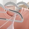 Songmics Sæt med 30 tøj, skridsikre plastik, pladsbesparende frakkehænger, 0,5 cm tyk, 42 cm lang, 360 ° drejekrog i roseguld, lys mørkegrå crp020g01, 42b x 21,5 timer cm - Billede 6