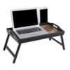 Bord med laptop og telefonholder, ideelt til sofa eller seng.