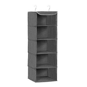 Grå hængende opbevaringshylde til tøj og accessories.