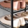 Songmics 8-lags Slim Shoe Rack, skoopbevaringsarrangør Stand, 16-24 par sko, rumbesparende med stor kapacitet, lodret metal sko hyldeopbevaring, 44,6 x 30,5 x 128,5 cm, sort LMR028B01 - Billede 5