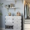 Songmics Interlocking Shoe Rack, rektangulær opbevaringsarrangør, 10 slot modulær DIY -opbevaringshylde, 40 x 30 x 17 cm for hver slot, plastgarderobe med døre, grå LPC010G01 - Billede 2