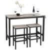 Moderne barbord med 2 barstole, vin og blomsterdekoration.