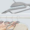 Songmics Sæt med 50 plastbøjler, frakkehænger med U-formet åbning, skridsikre, pladsbesparende, 0,5 cm tyk, 41,5 cm lang, 360 ° drejelig krog, lys og mørkegrå CRP41G-50 - Billede 3