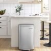 Songmics Kitchen Pedal Bin, 50L Rubbish Waste Bin, med plastisk indre spand, hængslet låg, blød lukning, lugtbevis og hygiejnisk, sølv LTB050E01 - Billede 2
