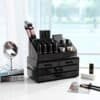 Sort akryl makeup opbevaringsboks med skuffer til kosmetik og børstepalette.