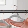 Songmics Sæt med 30 tøj, skridsikre plastik, pladsbesparende frakkehænger, 0,5 cm tyk, 42 cm lang, 360 ° drejekrog i roseguld, lys mørkegrå crp020g01, 42b x 21,5 timer cm - Billede 4