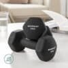 Sort neopren håndvægte med skridsikre greb til fitness-træning.