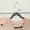 Songmics Sæt med 30 fløjlbøjler, 42 cm lange, tynd og holdbare, høje belastningskapacitet, med 360 ° drejekroge, til frakkertrøjer, grå CRF26V, ABS -plast, metal, 43,5 x 0,6 x 22,5 cm - Billede 6