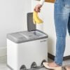 Songmics Pedal Bin, 3 X 8L Recycling Bin, 3-Compartment Metal Rubbish Bin, Waste Separation til Kitchen, Inkluder 15 skraldesposer, let at rense, stål, hvid og grå LTB24WT - Billede 7