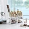 Klar akryl makeup og smykkeopbevaringsboks med kosmetik og tilbehør.