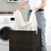 Songmics håndvævet vaskeri, 23,8 gal (90L) syntetisk rotting tøjvaskeri kurv med låg og håndtag, sammenfoldelig, aftagelig foringspose, brun ulcb051k02 - Billede 5