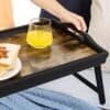 Træbakke med bambusfoldningsben til sofa, seng eller bord.