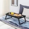 Sengebord med bambusfoldningsben til sofa eller seng, perfekt til morgenmad eller snacks.