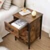Vasagle natbord med 3 skuffer i industrielt vintage design.