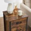 Vasagle natbord med 3 skuffer i industriel vintage design.