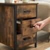Vasagle natbord med 3 skuffer i industriel vintage design.