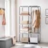 Moderne stof garderobe med hylder og hængende skinner i soveværelset.