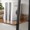 Smal stigehylde med 5 hylder og metalramme i industriel design.