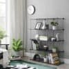 Sort wire grid opbevaringsreol med hylder og planter til hjemmet.