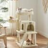 Kattetræ med flere katte i et lyst hjem, beige farve.