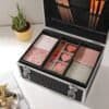 Sort makeup case med aftagelige skuffer og plads til kosmetik.