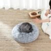 Hundeseng, Donut Cat Bed, Fluffy Beroligende Kæledyrsseng med Aftageligt Vaskbart Betræk, Blødt Langt Plys, 50 Cm, Grå - Billede 6
