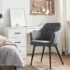 Elegant grå lounge stol med armlæn i hyggeligt hjemmekontor.