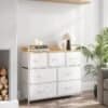 Moderne skab med 7 stofskuffer, metalramme, hvid og træfarvet design.
