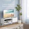 Hvidt TV-skab med plads til TV og medier, moderne design.