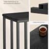 Stilfuldt sort sidebord med hjul og C-form design til stue.