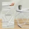 Elegant hvidt sidebord med aftagelig bordplade og stabilt design.