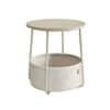 Moderne rundt sidebord med stofkurv og ladestation i cremehvid.