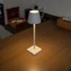 Trådløs bordlampe til indendørs og udendørs brug, dæmpbar, hvid.