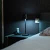Trådløs bordlampe på natbordet i soveværelset.