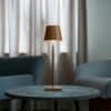 Elegant trådløs bordlampe med dæmpbar funktion i stueindretning.