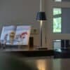 Trådløs bordlampe med dæmpbar funktion i moderne stue.