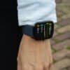 Smartwatch med skridttæller og pulsmåling i sort design.