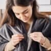 Kvinde tester blødt fleece elektrisk tæppe og poncho.